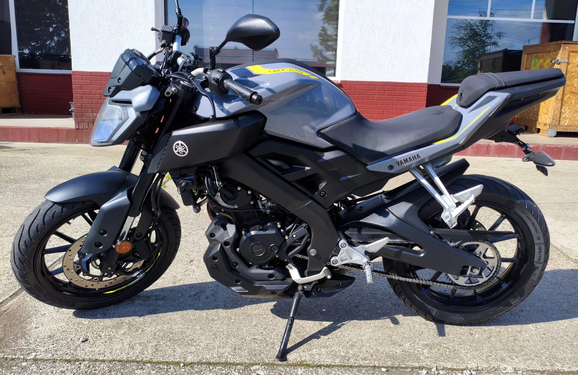 Yamaha MT125 szara mały streetfighter z wielkim charakterem